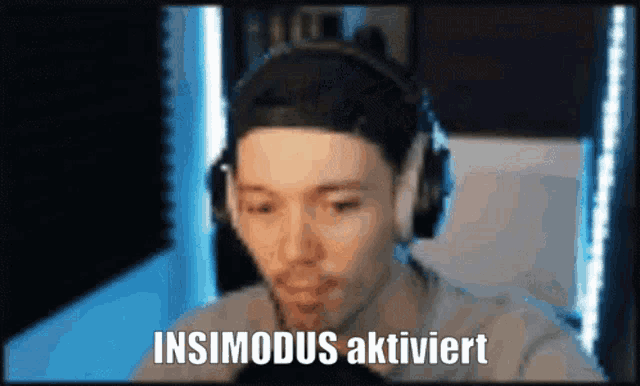 a man wearing headphones says insmodus aktiviert on the screen