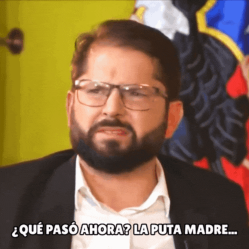 a man with glasses and a beard says que paso ahora