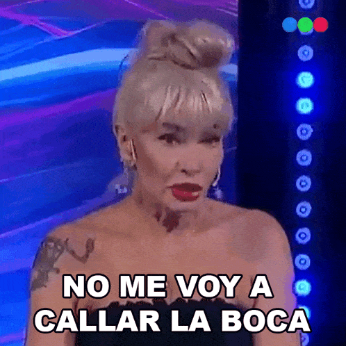 a woman says no me voy a callar la boca on a stage
