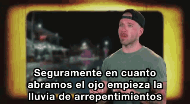 a man in a baseball cap stands in front of a screen that says seguramente