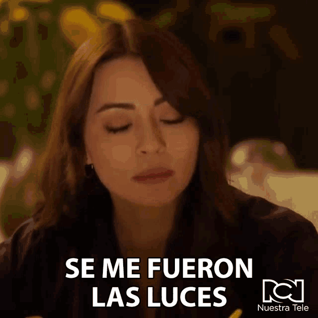 a woman is saying se me fueron las luces in spanish