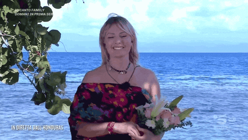a woman holding a bouquet of flowers with the words in diretta dall honduras on the bottom