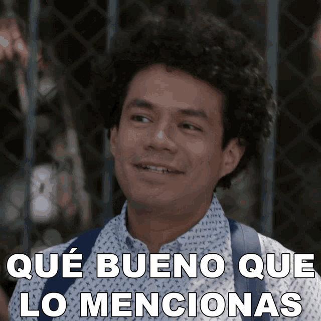 a man with a backpack is smiling with the words que bueno que lo mentionas below him