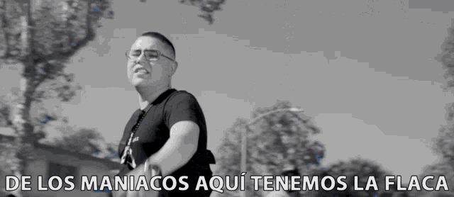 a black and white photo of a man with the words de los maniacos aqui tenemos la flaca above him