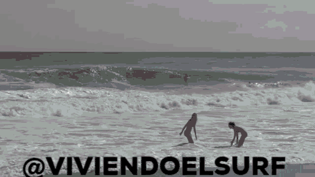 a black and white photo of people surfing with the words " viviendoel surf " in the corner