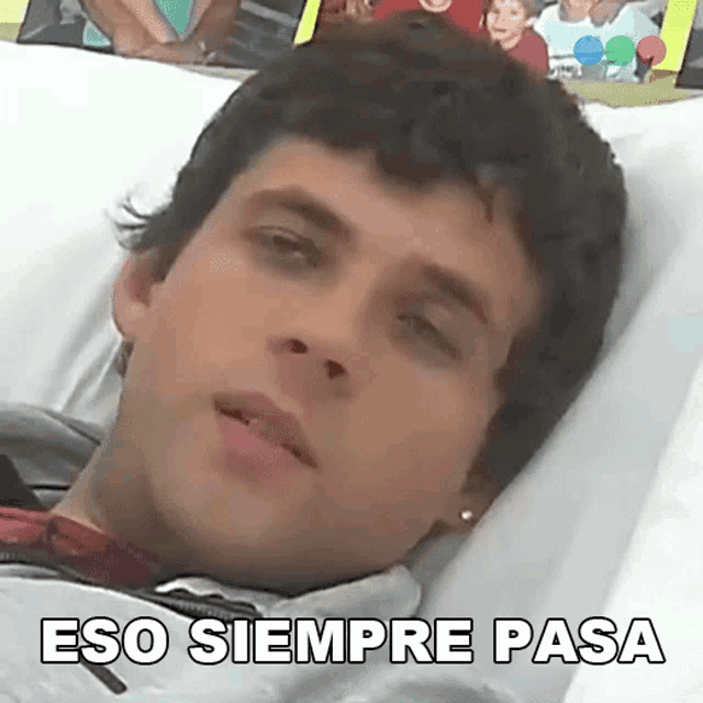 a man laying in a hospital bed with the words eso siempre pasa written on the bottom