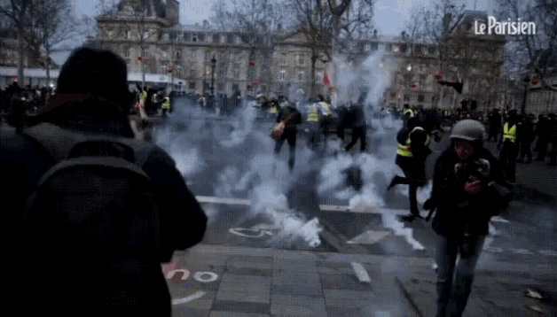 a man taking a picture of a protest with the headline le parisien on the bottom