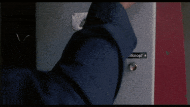 a person is pressing a button on a machine that says nur fernho