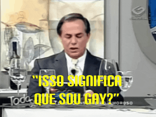 a man speaking into a microphone with the words " isso significa que sou gay "