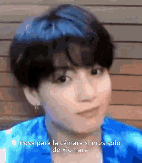 a close up of a person 's face with the words " posa para la camara si eres solo de xiomara "