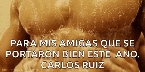 a man is taking a shower with the caption para mis amigas que se portaron bien este ano