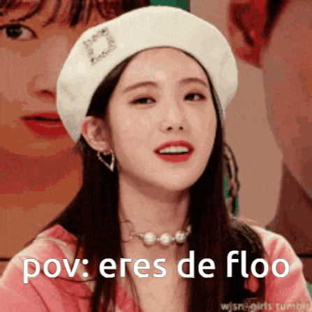 a woman wearing a white beret and a pink shirt says pov eres de floo .