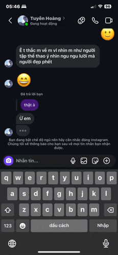 a phone screen shows a conversation between tuyen hoang and someone