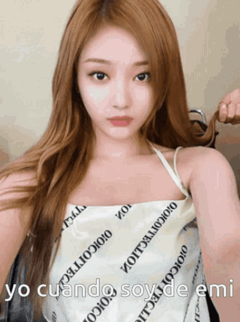 a woman taking a selfie with the words yo cuando soy de emi written below her