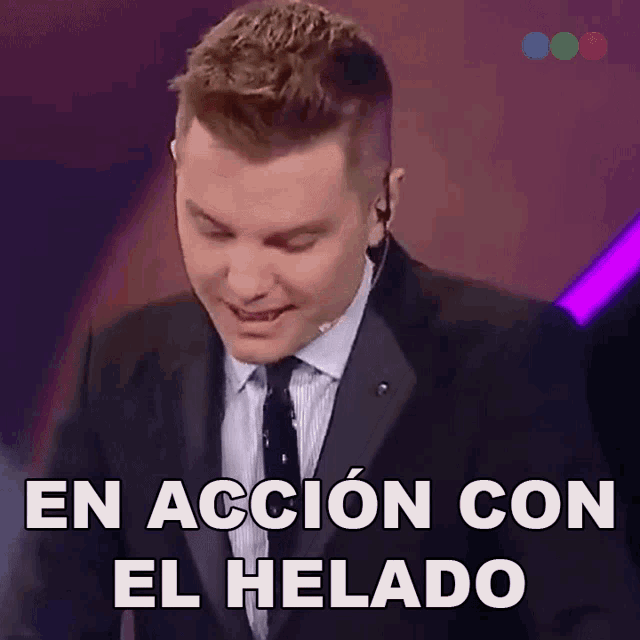 a man in a suit and tie is smiling with the words en accion con el helado above him