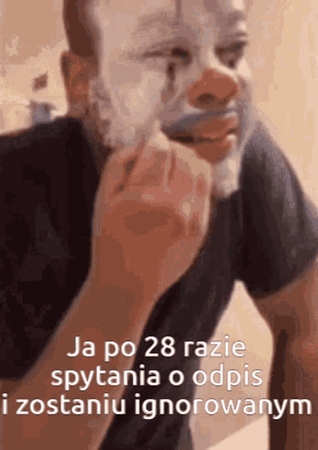 a man is shaving his face in front of a mirror with a caption in polish