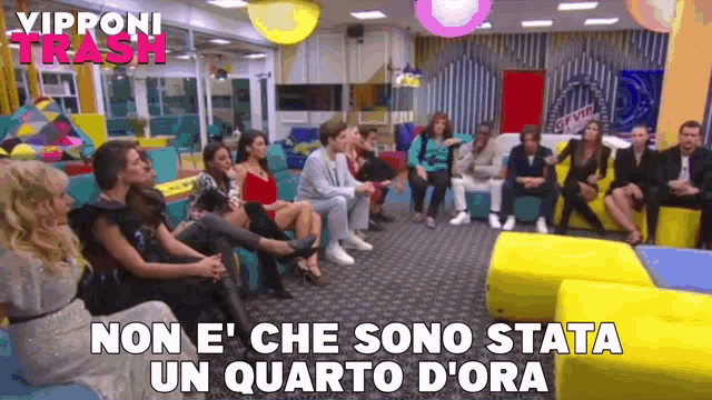 a group of people are sitting in a room with the words non e ' che sono stata un quarto d' ora