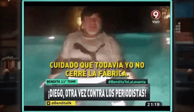 a tv screen shows a man in a pool and says cuidado que todavia yo no cerre la fabrica