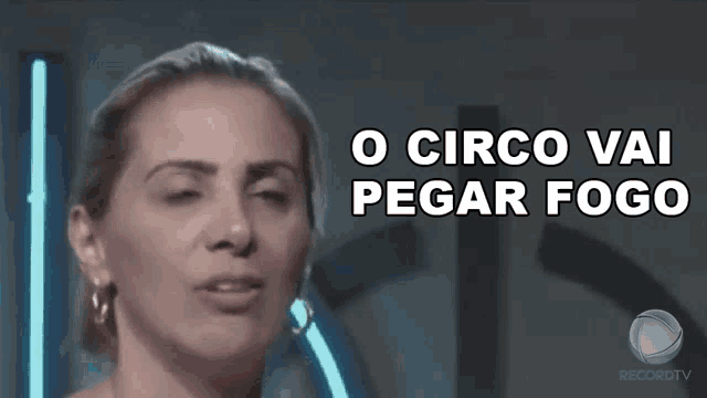 a woman says o circo vai pegar fogo in front of a record tv logo