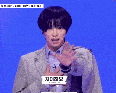 a man in a suit with a name tag that says ' 지마하오 ' on it