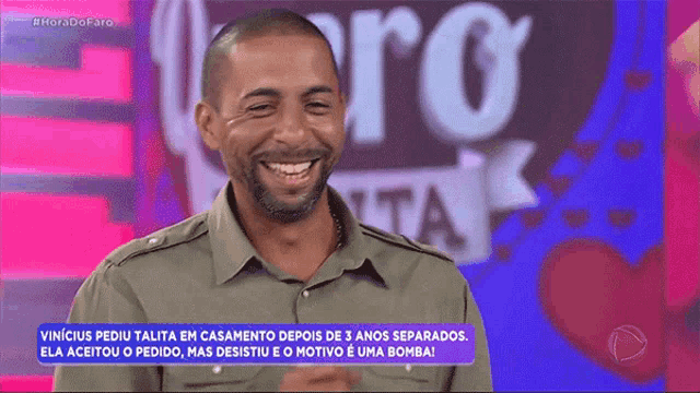 a man with a beard is smiling in front of a sign that says #horadofaro