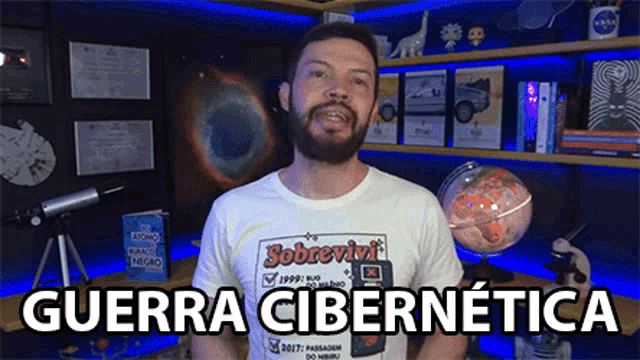 a man with a beard wearing a white shirt that says sobrevivi guerra cibernetica