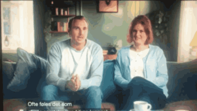 a man and a woman are sitting on a couch with the words otte fales det som on the bottom of the screen