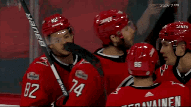 a hockey player with 82 on his jersey