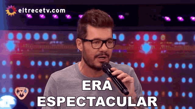 a man singing into a microphone with the words era espectacular written below him