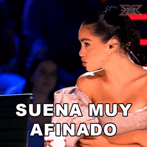 a woman sitting in front of a computer with the words suena muy afinado written on the screen