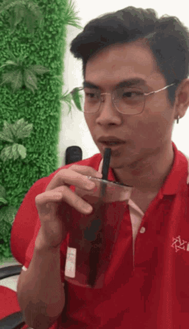 Hoàng Tửlong Xiên Drink Bobapop GIF - Hoàng Tửlong Xiên Drink Bobapop Eww GIFs