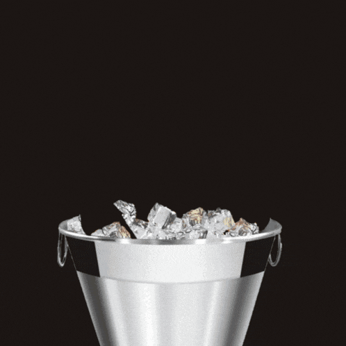 a bucket of ice with three bottles of beer in it and the words cerveja gelada e gratis surrounding it