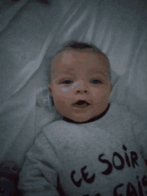 a baby is wearing a shirt that says ce soir fais
