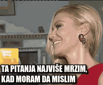a woman in a red dress is smiling with a caption in another language