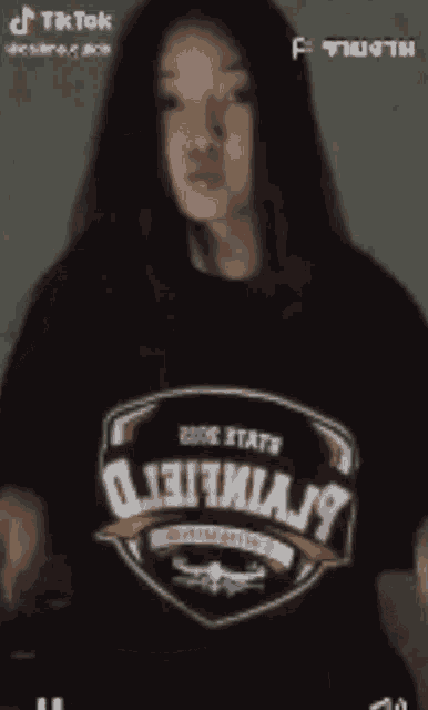 a woman is wearing a black shirt that says side state on it