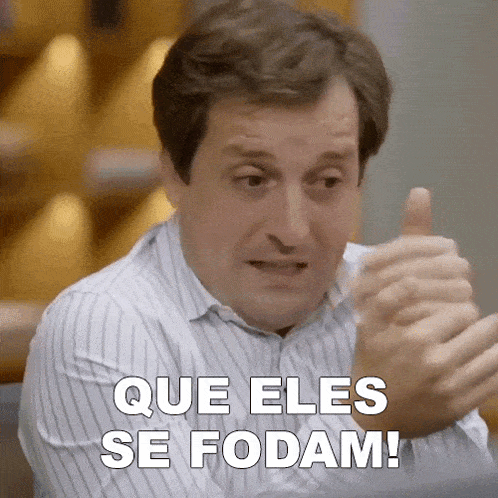 a man in a striped shirt is saying que eles se fodam