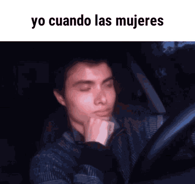 a man is driving a car with the words yo cuando las mujeres written above him