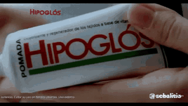 someone is holding a tube of hipoglos pomada