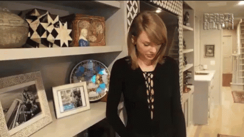 Taylor'S Awards GIF - Award Middle Finger Taylor Swif GIFs