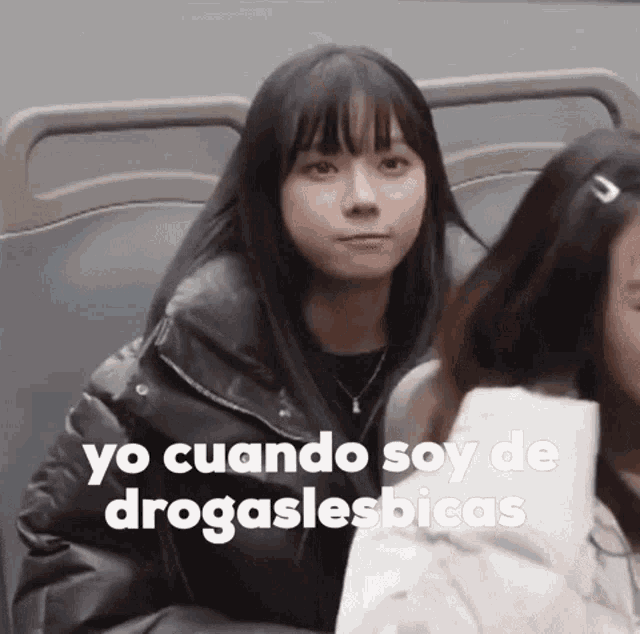 two girls are sitting next to each other on a bus and one of them is saying yo cuando soy de drogaslesbicas