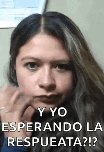 a close up of a woman 's face with the words `` y yo esperando la respuesta ? '' written on the bottom .