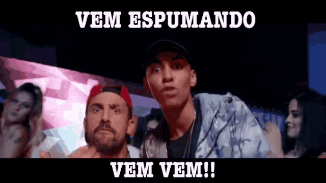 two men are standing next to each other with the words vem espumando written above them