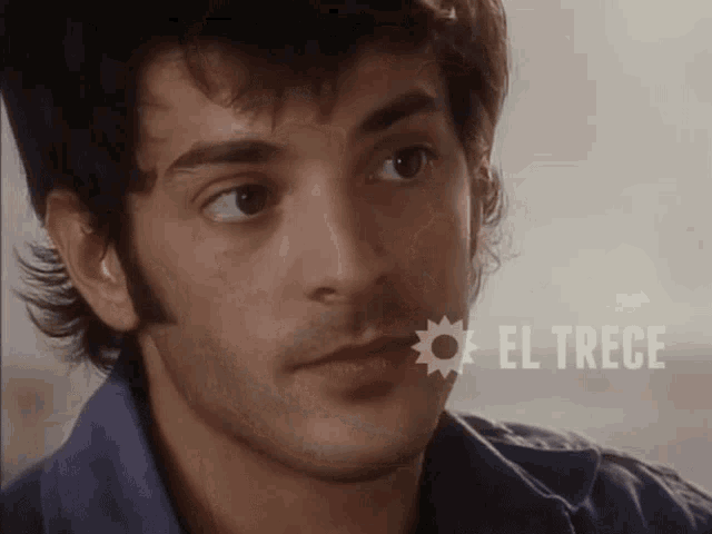 a close up of a man 's face with el trece written in the corner
