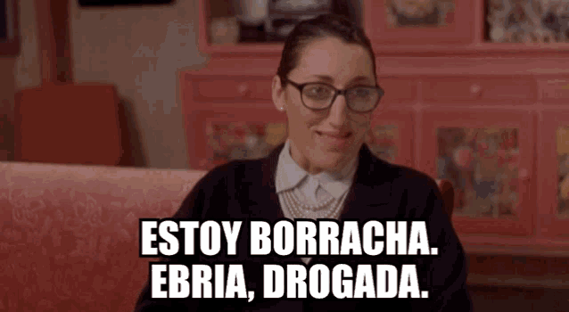 a woman wearing glasses and a pearl necklace says estoy borracha ebria drogada
