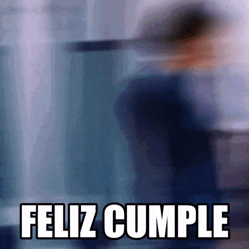 a blurry picture of a person with the words feliz cumple written on the bottom