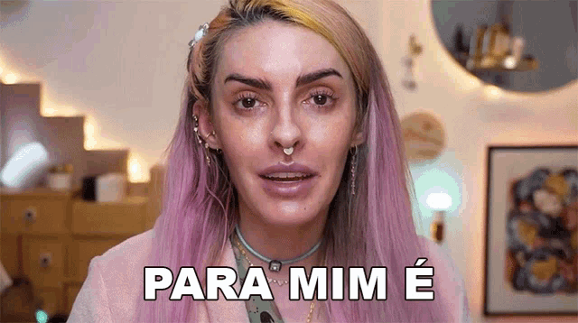 a woman with pink hair and a nose ring says para mim e .