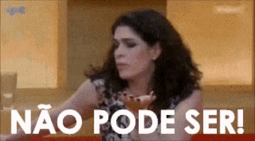 a woman sitting at a table with the words não pode ser
