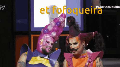 two drag queens are standing next to each other and the words et fofoqueira are behind them