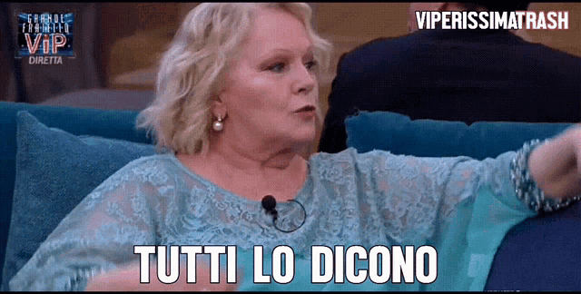 a woman sitting on a couch with the words tutti lo dicono
