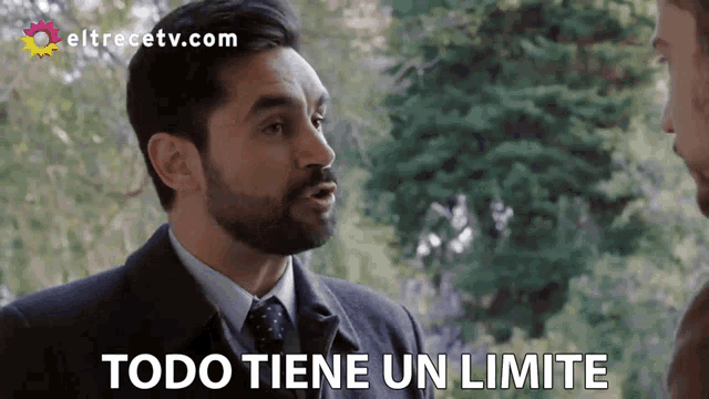 a man in a suit and tie says todo tiene un limite in spanish
